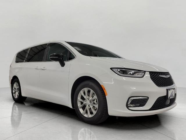 2026 Chrysler Pacifica Limited's photo
